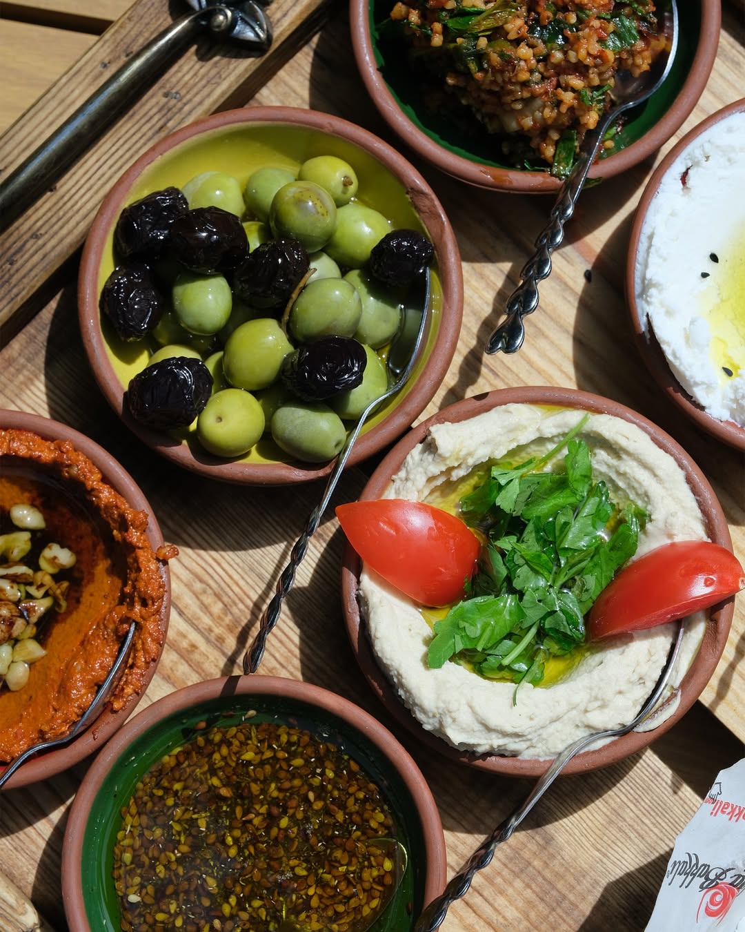Hatay kahvaltısında zaman yavaşlar; her lokma geleneği hatırlatır.