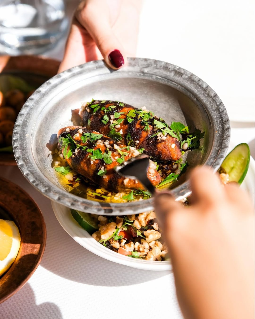 Hatay usulü oruk, zeytinyağı ve yeşilliklerle servis edilen geleneksel Antakya lezzeti